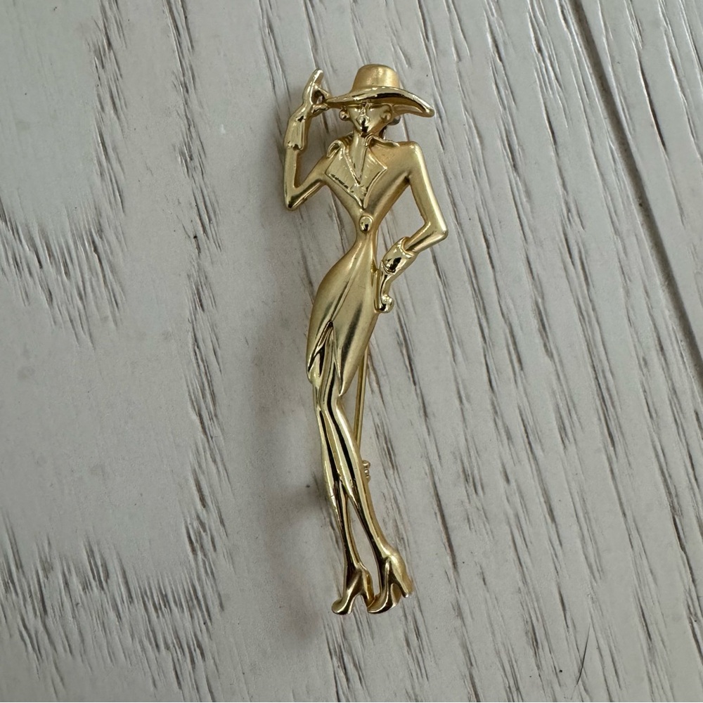 Elegant Gold-Tone Fashion Brooch